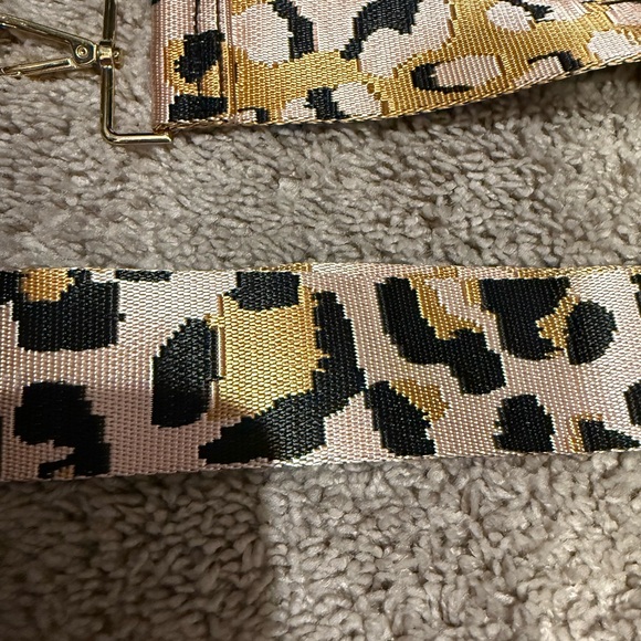 Threaded Pear Riley Sling crossbody - Picture 7 of 7